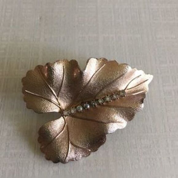 Vintage Brooch Pin Brushed Textured Gold Tone Leaf Crystal Rhinestones Judy Lee - Picture 1 of 16